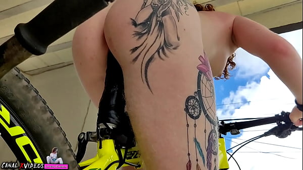 DUAS NOVINHAS SENTANDO NO PAU GRANDE EM CIMA DE UMA BIKE - ELAS DERAM UM SHOW - ELIANE FURACAO