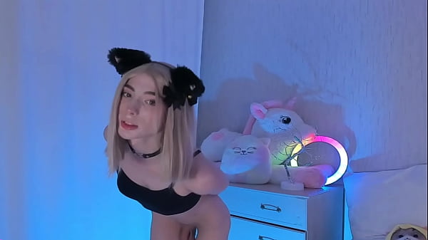 Sweet Eaton Trap Stripteasing On Cam