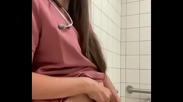 enfermera se masturba en el baño del hospital