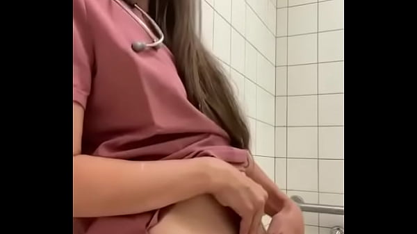 enfermera se masturba en el baño del hospital