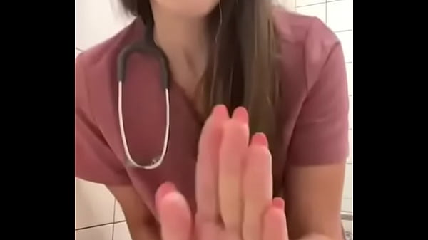 enfermera se masturba en el baño del hospital