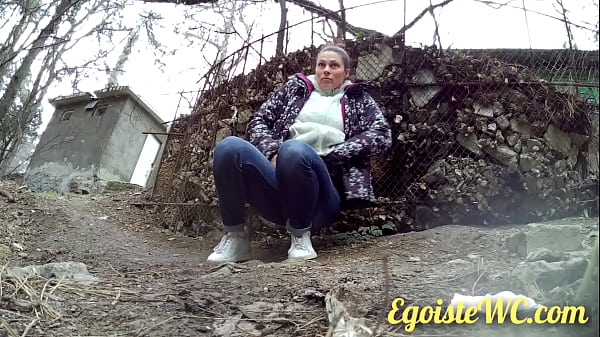NEW! The beauty wanted to pee unnoticed in the bushes, but we filmed her! Exclusive!