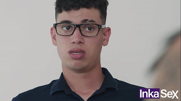 Engañando a mi novio con mi personal trainer de verga grande mientras lee periódico