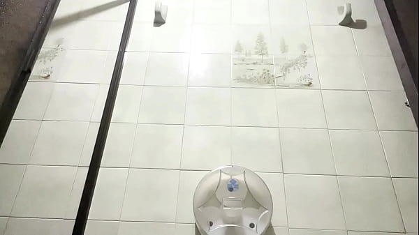 Camara oculta graba a mi madrastra BBW culonas en el baño sin panties