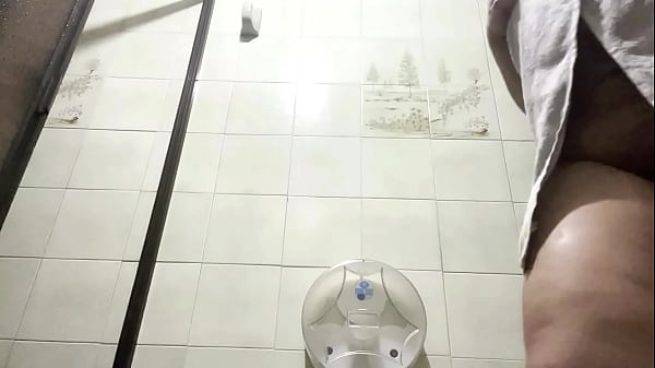 Camara oculta graba a mi madrastra BBW culonas en el baño sin panties