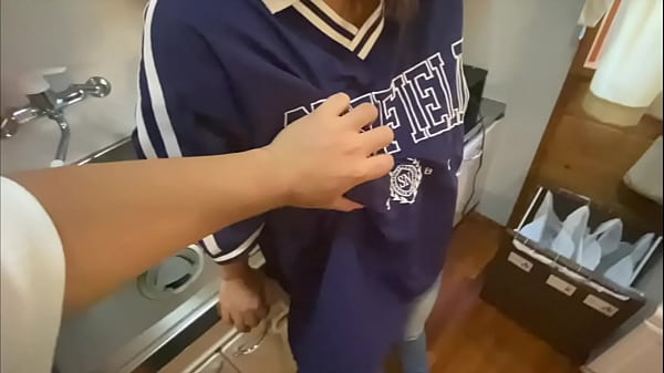 「こんなに沢山おまんこに突いたら、汁がおまんこから沢山出ちゃって床が濡れちゃうよ…」と彼女は喘ぎながら彼氏とSEXを楽しみました。