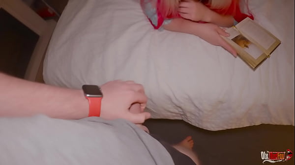 Hermosa madrastra leyendo un libro pero su hijastro quería follar, se masturba el coño, le mete la polla en la boca y le salta el culo apretado.