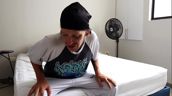 Veo a mi ahijado desnudo y me pongo muy cachonda Parte 1