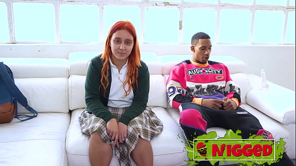 Ela fodeu mais de 100 caras, mas nunca analmente e nunca negro... Adivinha aonde isso vai dar?