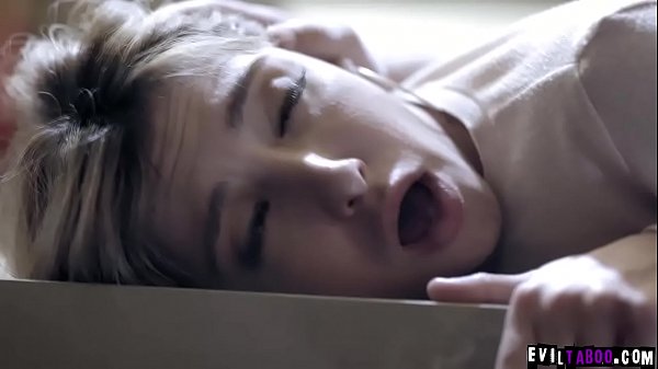 Jane Wilde traindo seu namorado enquanto ela é babá e fode o pau enorme de irmãos mais velhos!