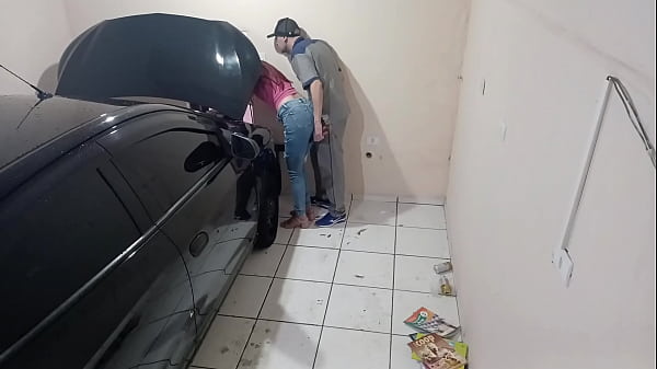 Funcionário safado conserta carro da gostosa na oficina!