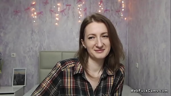 Gata amadora piscando ombro em show solo de webcam