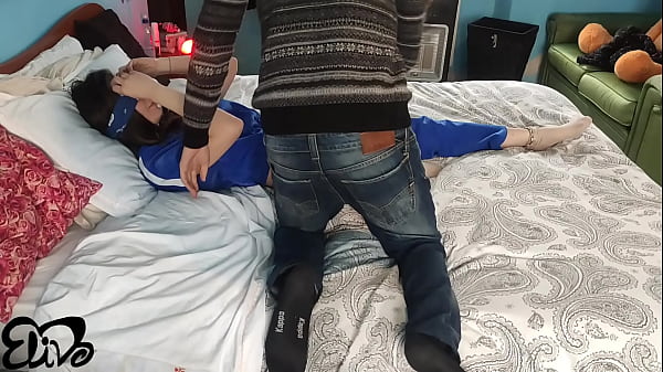 Coccole nel letto prima del buon sesso a missionario (creampie)