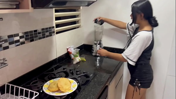 Pequeña hermanastra de 18 despierta a su hermanastro para darle una rica mamada y que el se le venga en la cara.