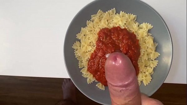 JE MANGE LES PATES AU SPERME DE MON HOMME ET J'ADORE CA !