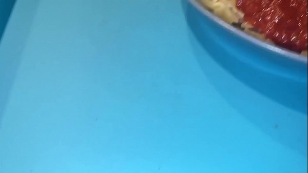 JE MANGE LES PATES AU SPERME DE MON HOMME ET J'ADORE CA !