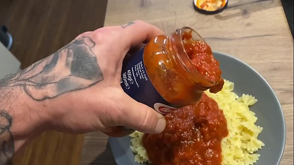 JE MANGE LES PATES AU SPERME DE MON HOMME ET J'ADORE CA !