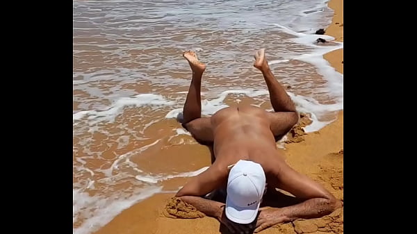 Latin transz csaj forró seggel meztelenül a strandon