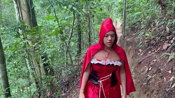 le doy una rica cogida a caperucita roja en el bosque a cambio de cuidarla del lobo malo, termino dándole la mejor follada de su vida