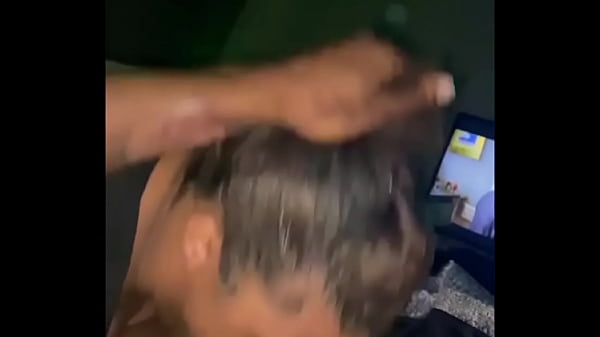 Ei amigo, chupe meu pau enquanto eu assisto amigos