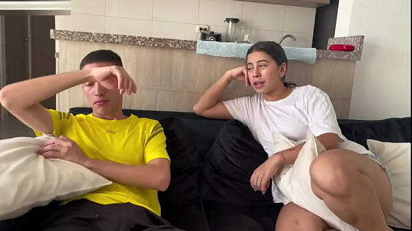 Verificando o quão delicioso é o pau do meu meio-irmão - Agora eu quero que ele sempre foda minha buceta apertada