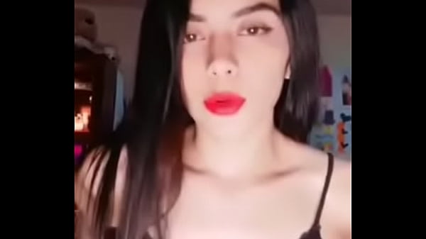 Eu fico em casa sozinha me masturbo para o meu namorado