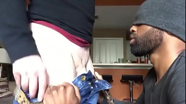 Negão boqueteiro arrancando leite do casado