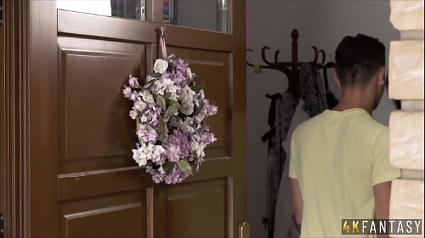Luna Corazon Fucks The Handsome Dilevery