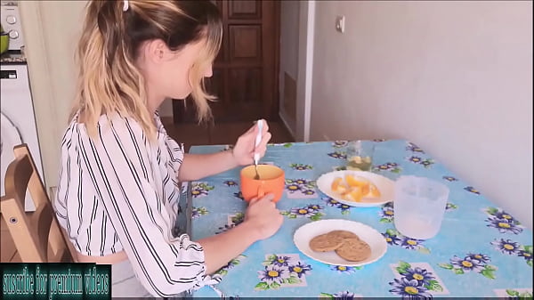 I give milk to my friend's hair so she can comb her hair