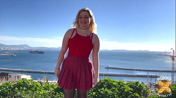 Matylde, plantureuse blonde de 20 ans assoiffée de sexe !