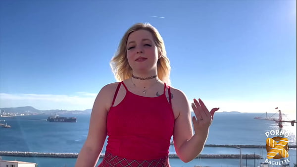 Matylde, plantureuse blonde de 20 ans assoiffée de sexe !