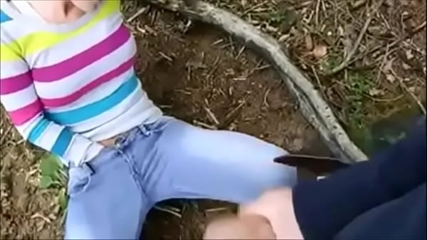 Ela leva sua carga quente de esperma no rosto