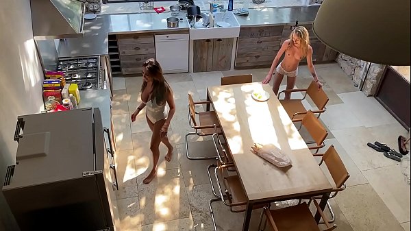 Anissa Kate, Megane Lopez et Angel Emily avalent le sperme de Mike Angelo après une bonne triple pipe !