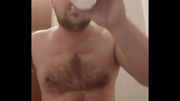 Vídeo completo: homem GAY peludo masturba seu pau ENORME diante da câmera novamente, ENGOLE CUM fresco, derrama esperma em seu ROSTO!