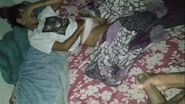 Flagrei minha enteada se masturbando para dormir,fudi a bucetinha inocente dela e gozei