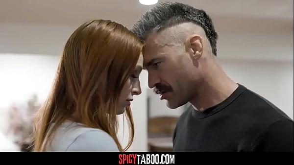 Vörös hajú tinilány dug a barátja apjával