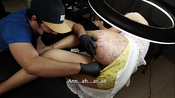 Big Ass girl while tattoo ,feeling horny and seduce the artist