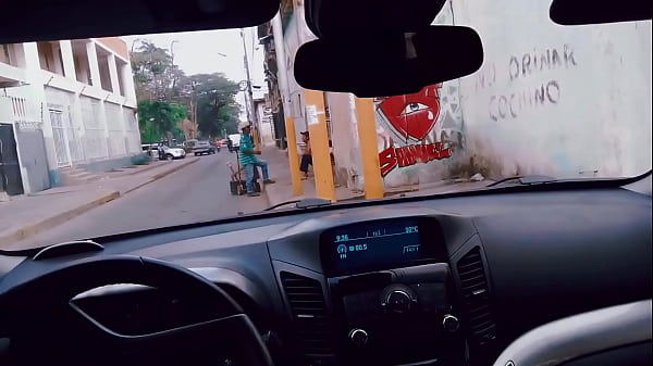 Aposta paga: gravo minha meia-irmã fazendo sexo oral em meu melhor amigo no carro. Perdemos uma aposta e minha meia-irmã teve que pagar chupando pau durante o dia no meio da rua