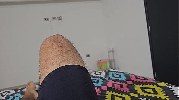 La mejor amiga de mi madrastra me seduce con sus enormes tetas