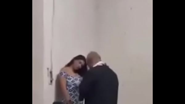 Viral- Sacerdote besando y acariciando a una joven hermosa dentro de la iglesia