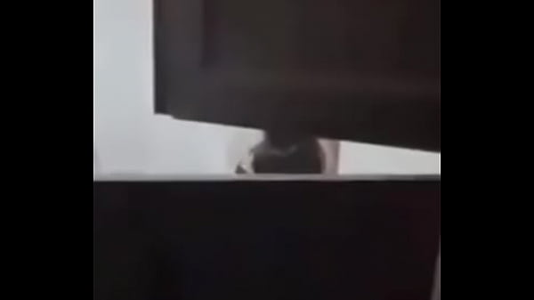 Viral- Sacerdote besando y acariciando a una joven hermosa dentro de la iglesia