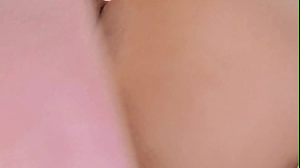 Meu meio-cunhado está me fodendo com tanta força e meu marido corno está nos observando atrás da porta