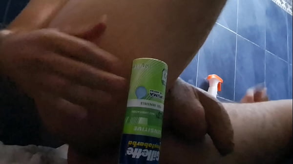 Me hago placer para mi mismo con un tubo de afeitar
