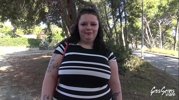 Jade trouve deux bites pour essayer la double pénétration