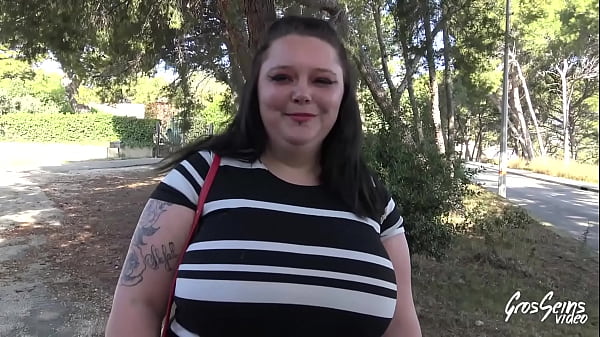 Jade trouve deux bites pour essayer la double pénétration