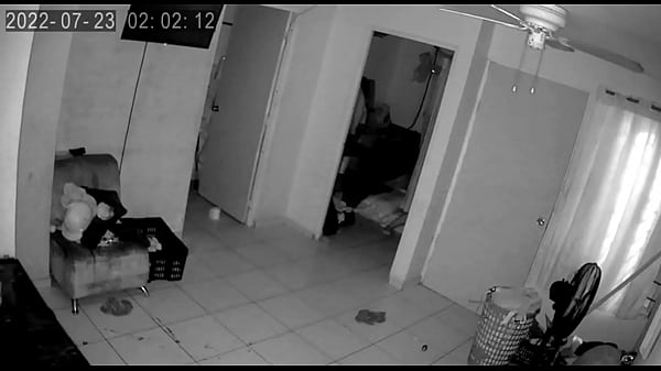 sorprendo a mi sobrina detras de la puerta masturvandose y me toca