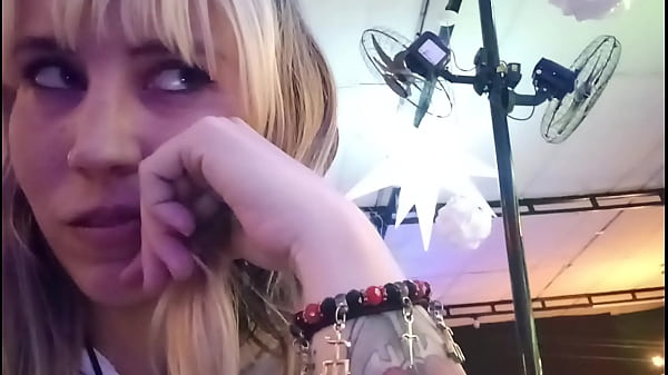 Loira tatuada leva marido da amiga pro AP durante a festa de aniversário acontecendo no prédio