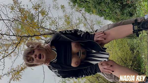 ANIMADORA Folla en LA CALLE y se traga el SEMEN