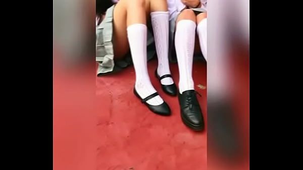 Alumnas Lesbianas Besándose Atrás de los Salones! Alumno Graba a DOS Estudiantes Lesbianas FAJANDO Atrás de los Salones, Las y las CONVENCE para COGERSELAS y Hacen un Trío Dentro de la Escuela! Sexo Publico!VOL1