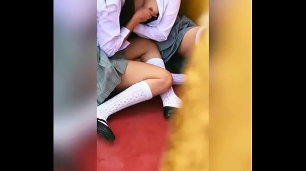Alumnas Lesbianas Besándose Atrás de los Salones! Alumno Graba a DOS Estudiantes Lesbianas FAJANDO Atrás de los Salones, Las y las CONVENCE para COGERSELAS y Hacen un Trío Dentro de la Escuela! Sexo Publico!VOL1
